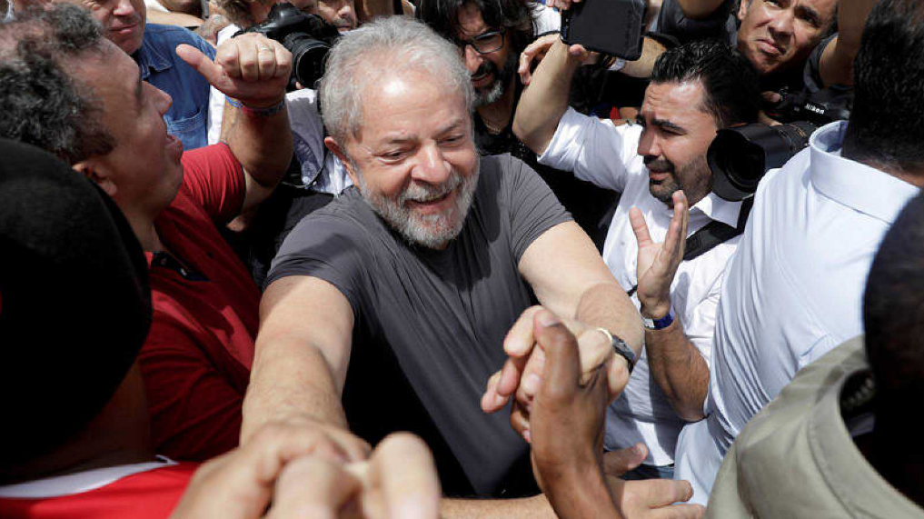 El Tribunal Superior Electoral de Brasil rechaza la candidatura de Lula y le prohibe hasta opinar