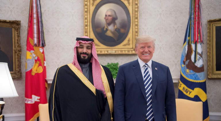 El presidente de EEUU Donald Trump, posa para una foto con el príncipe heredero Mohammed bin Salman de Arabia Saudí