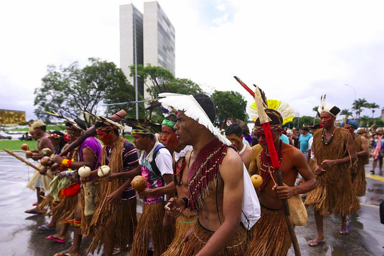 "Bancada ruralista" vuelve a la carga contra derechos de los indígenas