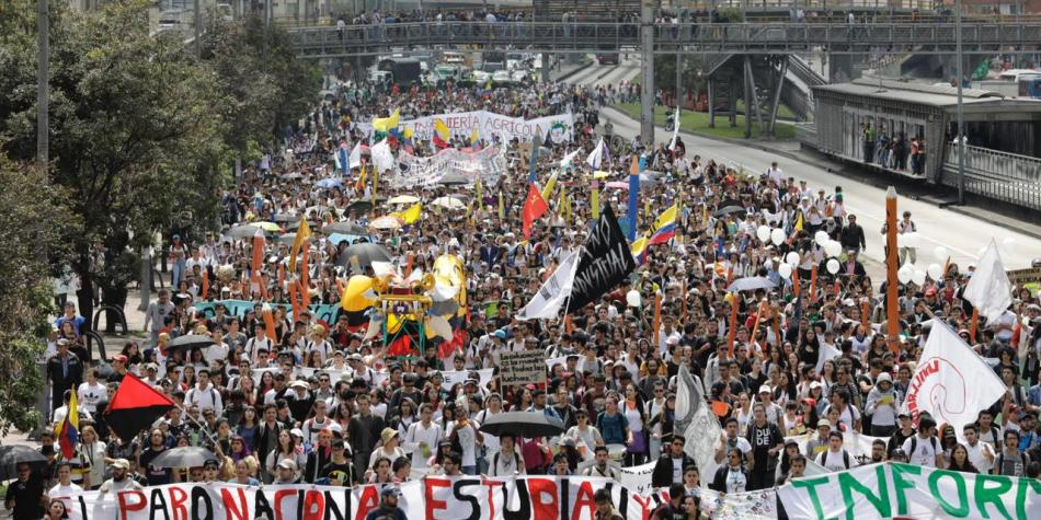 Estudiantes colombianos se movilizan en defensa de la educación pública