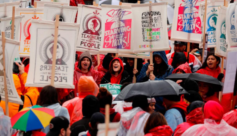 Más de 30 mil profesores de Los Ángeles en huelga por mejoras salariales