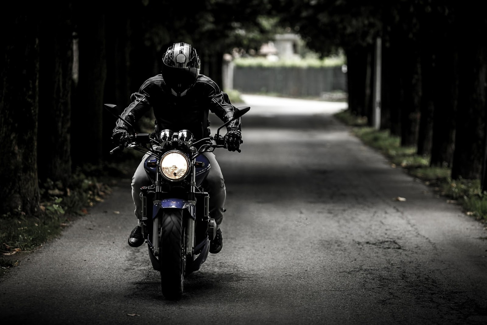 En coche o en moto, la importancia de ir tranquilo y seguro