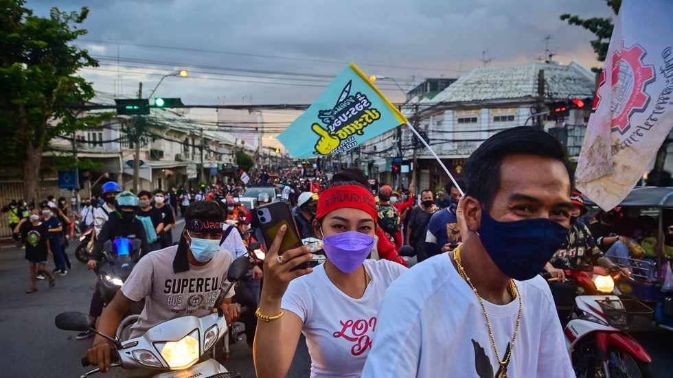 

        Manifestantes tailandeses de vuelta en las calles exigiendo la renuncia del gobierno y limitando los poderes del rey

    