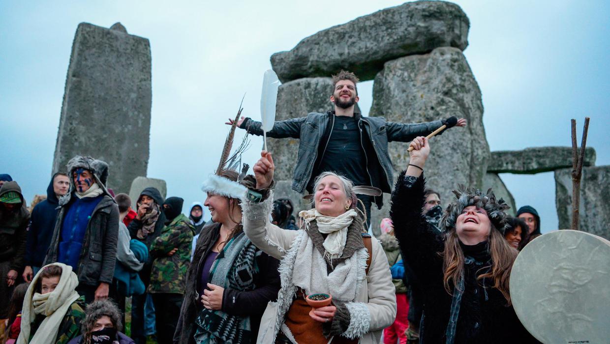 Cientos de hippies se saltan la medidas sanitarias para celebrar el solsticio en Stonehenge